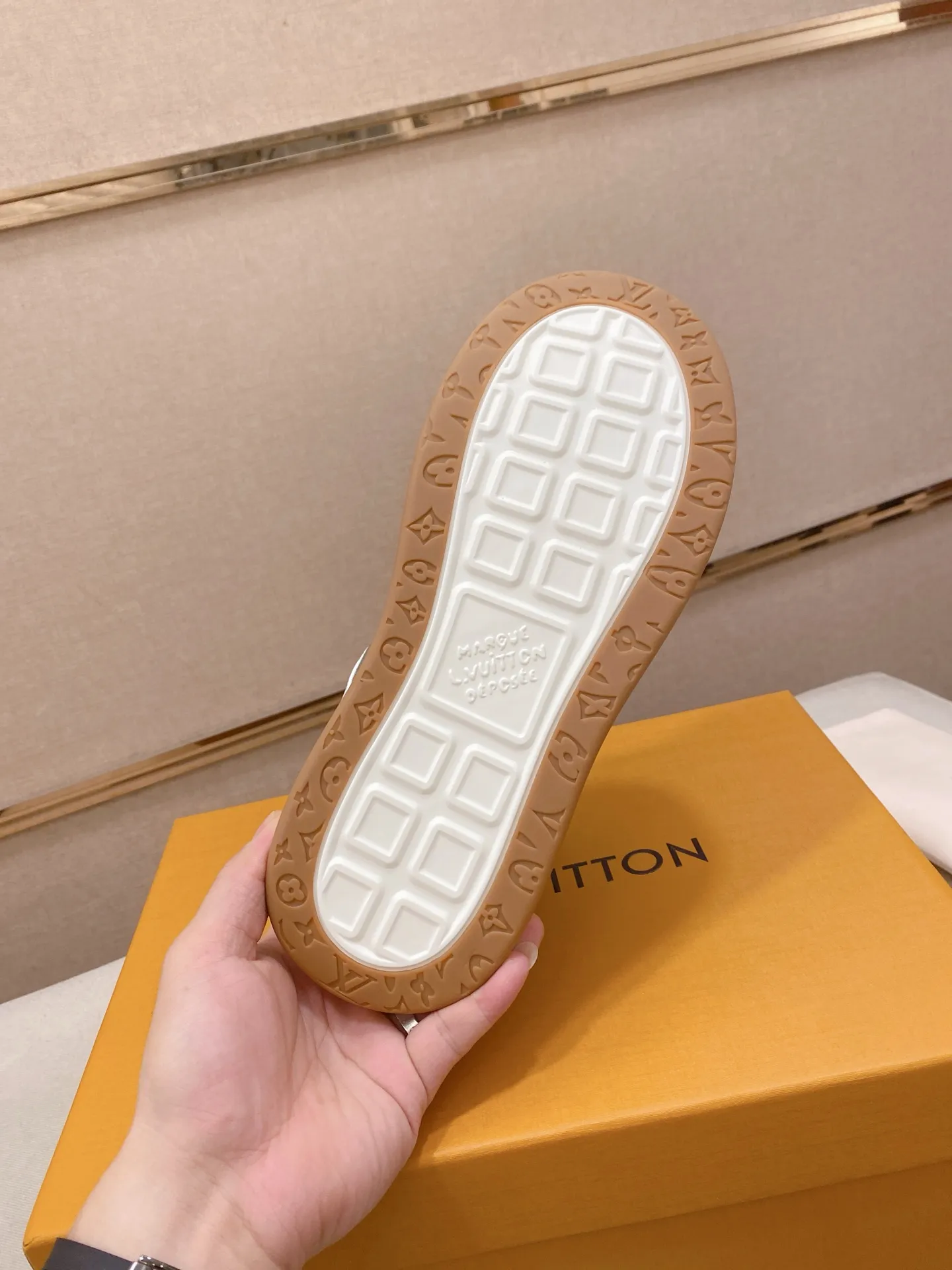 Factory price: 480💰 LV 🫏The colorful interpretation of BUTTERSOFT sneakers combines sheepskin, The colorful interpretation of LV BUTTERSOFT sneakers combines sheepskin and calfskin for a super soft feel. Designed by Pharrell Williams, this '60s-inspired shoe features a padded upper that's been crafted by Louis Vuitton craftsmen to further enhance the comfort of the leather. In addition to the LV initials, it features multiple signatures, including natural leather trim and an embossed pattern of Pharrell Williams and lobster on the side, referencing the Fall/Winter 2025 men’s show. A must-have artifact for fashionistas✅ Code number 38-44